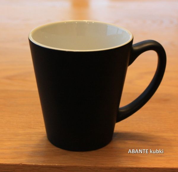czarny kubek